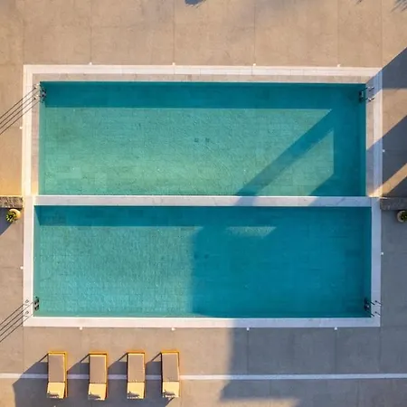 Double Pool ι Vila *